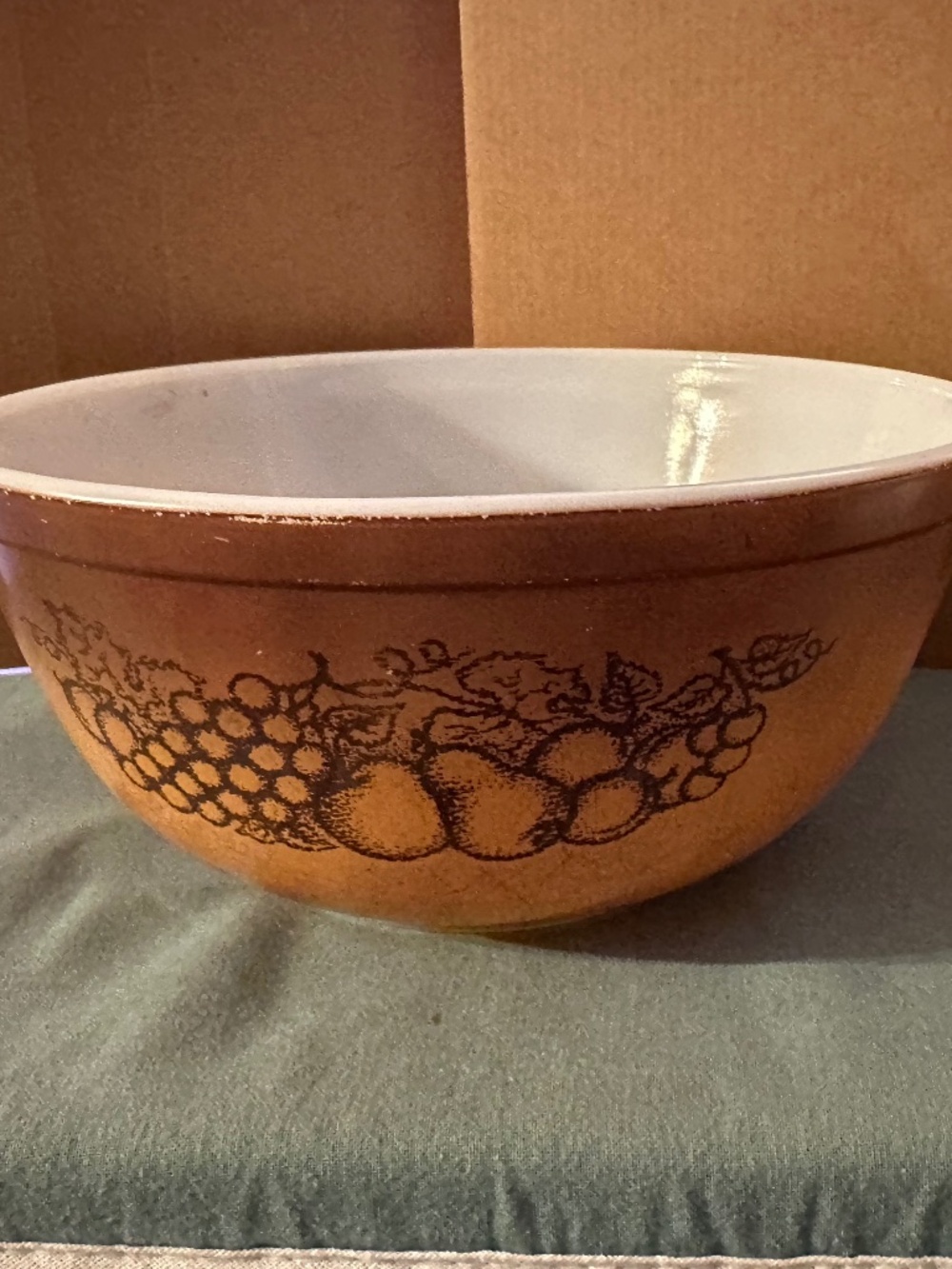 Old Orchard Pyrex Mixing Bowl 2.5 qt
